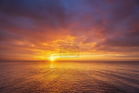 Epischer Sonnenuntergang am Meer. Schöne Natur Hintergrundkomposition.