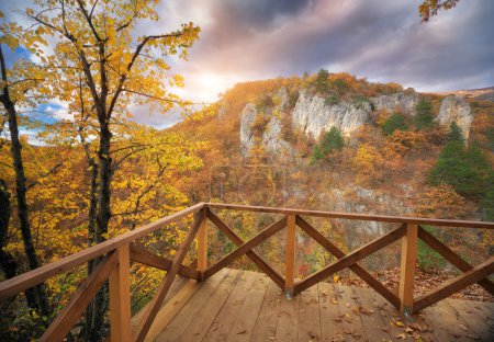 Foto de Cañón de otoño y acantilado terraza. Naturaleza relajarse escena. - Imagen libre de derechos