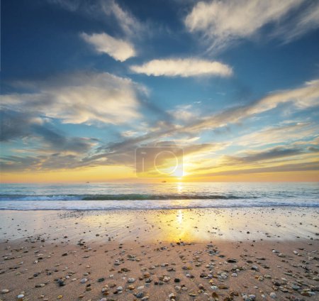 Foto de Arena y rocas en la orilla del mar al atardecer. Composición natural. - Imagen libre de derechos