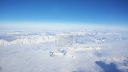Foto de Cordillera y nubes blancas en el cielo azul en el día. Vista desde arriba plano de aire. - Imagen libre de derechos