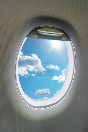 Foto de Ventana del avión. Cielo, sol y nubes vista. - Imagen libre de derechos