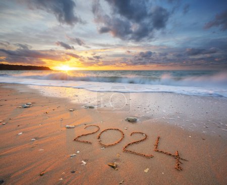 Foto de 2024 año en la orilla del mar durante el atardecer. Elemento de diseño. - Imagen libre de derechos