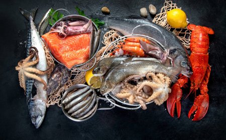 Frischer Fisch und Meeresfrüchte Sortiment auf schwarzem Hintergrund, Fischmarkt. Konzept für gesunde Ernährung. Ansicht von oben.