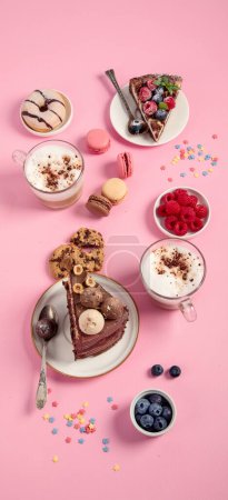 Téléchargez les photos : Table avec divers biscuits, beignets, gâteaux, gâteaux au fromage et tasses à café sur fond rose. Délicieuse table à dessert. Vue de dessus, plan plat, - en image libre de droit