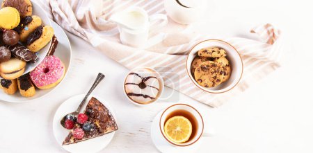 Téléchargez les photos : Porte-gâteaux avec macarons, mini gâteaux, biscuits pour le thé. Panorama avec espace de copie. - en image libre de droit