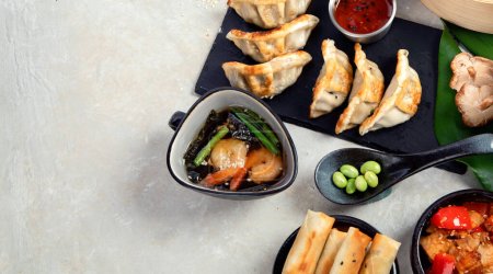 Foto de Surtido de comida china sobre fondo oscuro. Platos de cocina china en la mesa. concepto de comida asiática, espacio de copia - Imagen libre de derechos