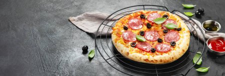 Foto de Pizza de pepperoni recién horneada sobre fondo oscuro. Sabroso concepto de comida casera. panoramma, espacio de copia - Imagen libre de derechos