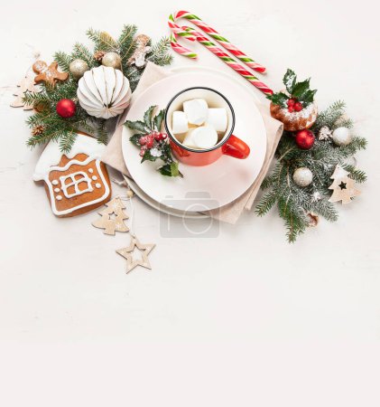Téléchargez les photos : Cadre de table de Noël avec plaque vide sur fond clair. Vacances d'hiver conept. Vue de dessus. Espace de copie - en image libre de droit