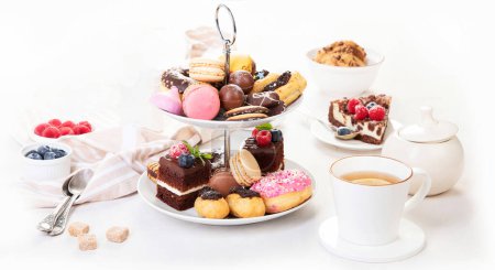Téléchargez les photos : Porte-gâteaux avec macarons, mini gâteaux, biscuits pour le thé. - en image libre de droit
