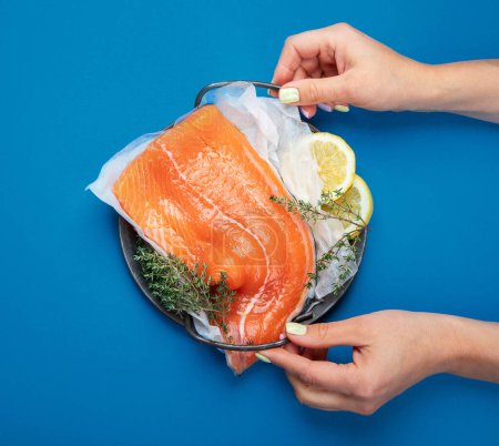Téléchargez les photos : Du saumon. Alimentation saine sur fond de couleur. Vue du dessus. - en image libre de droit
