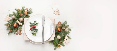 Téléchargez les photos : Cadre de table de Noël avec plaque vide sur fond clair. Vacances d'hiver conept. Vue de dessus. Espace de copie - en image libre de droit