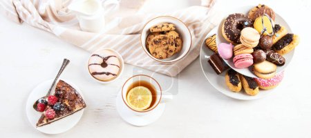 Foto de Soporte para pasteles con macarrones, mini pasteles, galletas para el té. Panorama. - Imagen libre de derechos