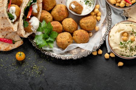 Téléchargez les photos : Moyen-Orient, plats arabes avec falafel, houmous, pita. Nourriture halal. Cuisine libanaise. Vue du dessus, espace de copie - en image libre de droit