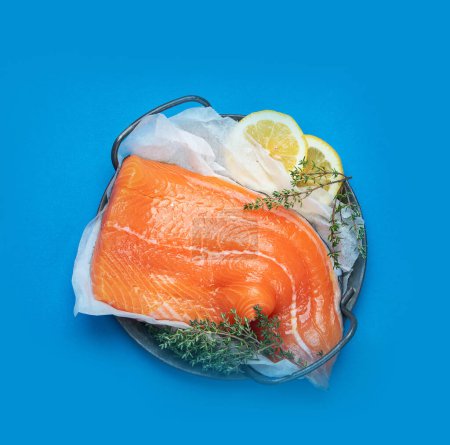 Téléchargez les photos : Du saumon. Alimentation saine sur fond de couleur. Vue du dessus. - en image libre de droit