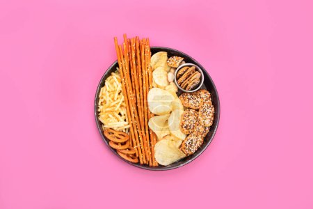 Téléchargez les photos : Snacks salés sur fond de couleur. Concept de nourriture de fête. Vue du dessus - en image libre de droit