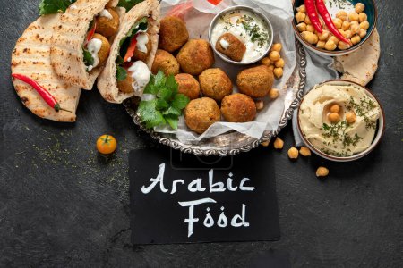 Foto de Oriente Medio, platos árabes con falafel, hummus, pita. Comida halal. Cocina libanesa. Vista superior, espacio de copia - Imagen libre de derechos