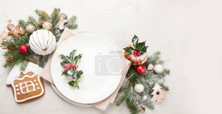 Foto de Mesa de Navidad con plato vacío sobre fondo claro. Vacaciones de invierno conept. Vista superior. Copiar espacio - Imagen libre de derechos