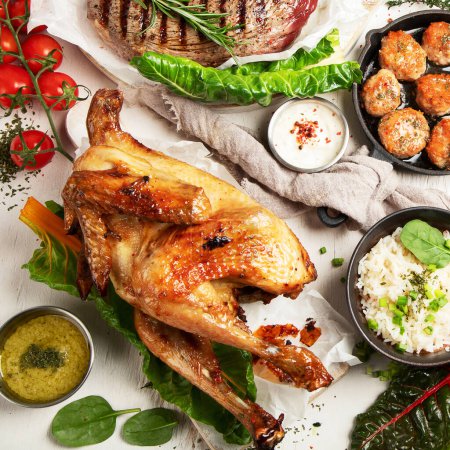 Téléchargez les photos : Différents types de viande cuite saine - bœuf, porc, poulet sur un fond léger avec riz, légumes et salade. Vue du dessus. - en image libre de droit