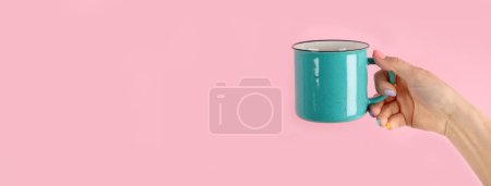 Foto de Brazos levantados sosteniendo la taza de café sobre fondo rosa. Fotografía conceptual. Vista frontal, panorama - Imagen libre de derechos