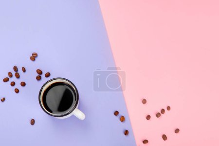 Téléchargez les photos : Cup of cofee on color background. Modern breakfast concept. Top view, flat lay, copy space - en image libre de droit