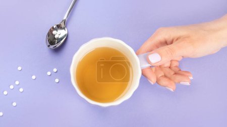 Téléchargez les photos : Tasse à thé avec substitut suagr sur fond de couleur. Le concept de saine alimentation. Vue du dessus, espace de copie - en image libre de droit