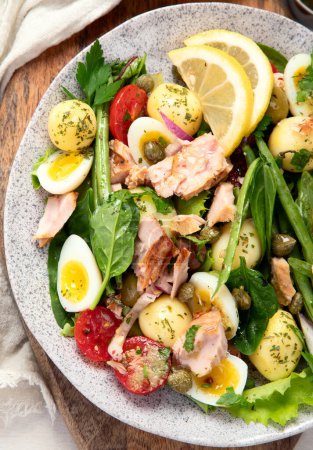 Téléchargez les photos : Nicoise salad,  traditional French dish. Tuna salad, healthy mediterranen diet. Top view, copy space - en image libre de droit