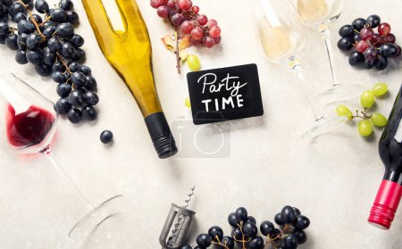 Foto de Degustación de vinos. Una foto aérea de copas de vino tinto y blanco con una botella, uvas y un corcho vintage y corchos, disparados desde arriba sobre un fondo claro. - Imagen libre de derechos