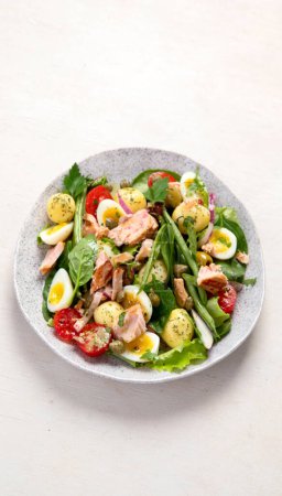 Téléchargez les photos : Nicoise salad,  traditional French dish. Tuna salad, healthy mediterranen diet. Top view, copy space - en image libre de droit