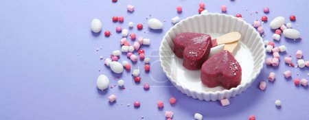 Foto de Helado de arándanos violeta sobre fondo lila. Concepto de menú dulce atmosférico. espacio para copiar, panorama - Imagen libre de derechos