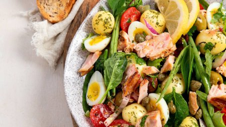 Téléchargez les photos : Tuna salad, healthy mediterranen diet. Top view, copy space, selective focus - en image libre de droit