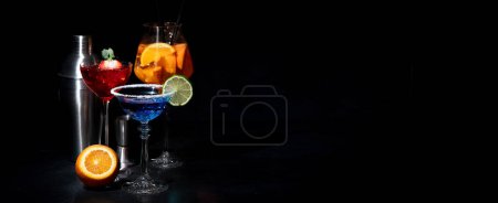Téléchargez les photos : Set of various colorful cocktails on black background. Classic long drink cocktails menu concept. Copy, space, selective focus - en image libre de droit