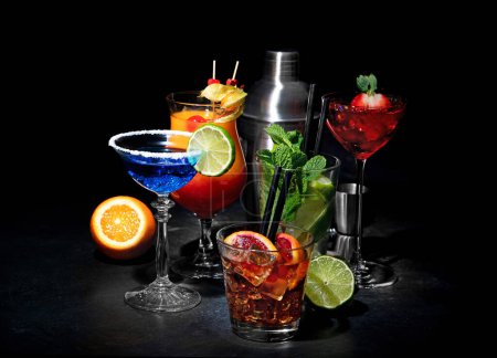 Téléchargez les photos : Ensemble de divers cocktails colorés sur fond noir. Concept de menu de cocktails classiques. - en image libre de droit
