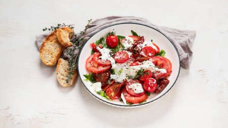 Téléchargez les photos : Tomate, basilic, mozzarella. Caprese salade à l'huile d'olive. Vue du dessus, fond blanc. - en image libre de droit