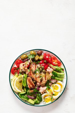 Téléchargez les photos : Tuna salad with boiled egg, tomato, lettuce, cucumber and red onion. Healthy and detox food concept. Ketogenic diet. Fresh vegetable salad bowl on white background. Top view. - en image libre de droit