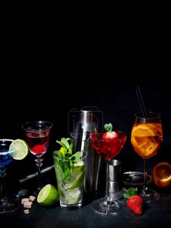 Foto de Conjunto de varios cócteles de colores sobre fondo negro. Concepto clásico de menú de cócteles de bebida larga. Copiar, espacio - Imagen libre de derechos