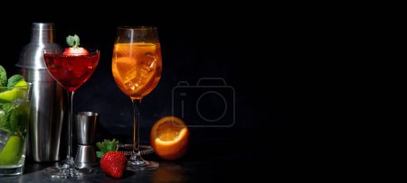 Téléchargez les photos : Set of various colorful cocktails on black background. Classic long drink cocktails menu concept. Copy, space - en image libre de droit