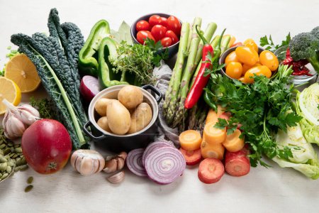Foto de Selección de alimentos sanos y limpios: frutas, verduras, semillas, superalimentos, cereales, verduras de hoja sobre un fondo blanco. Vista superior. - Imagen libre de derechos