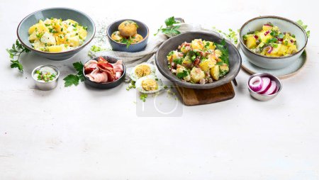 Foto de Set con diferentes ensaladas de patata. Cocina tradicional alemana y americana. espacio de copia - Imagen libre de derechos