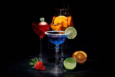 Conjunto de varios cócteles de colores sobre fondo negro. Concepto clásico de menú de cócteles de bebida larga. Copiar, espacio