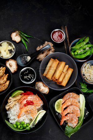 Foto de Varios platos de comida asiática sobre fondo negro, vista superior. Concepto de comida asiática. Copiar espacio - Imagen libre de derechos