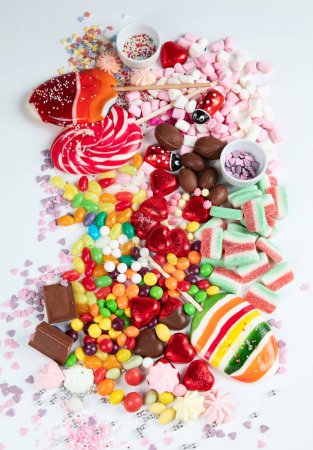 Téléchargez les photos : Assortiment de bonbons colorés sur un fond blanc. Vue du dessus. - en image libre de droit