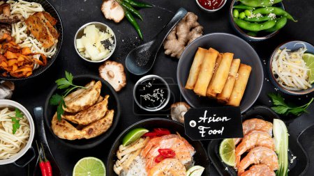 Foto de Varios platos de comida asiática sobre fondo negro, vista superior. Concepto de comida asiática. Copiar espacio - Imagen libre de derechos