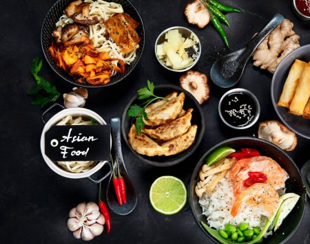 Téléchargez les photos : Divers plats asiatiques sur fond noir, vue de dessus. Concept alimentaire asiatique. - en image libre de droit