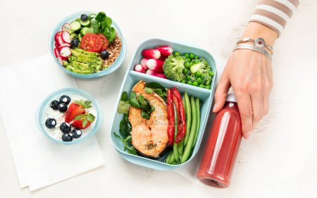 Foto de Diferentes tipos de comidas saludables en recipientes, menú de comida para llevar, vista superior, espacio para copiar - Imagen libre de derechos