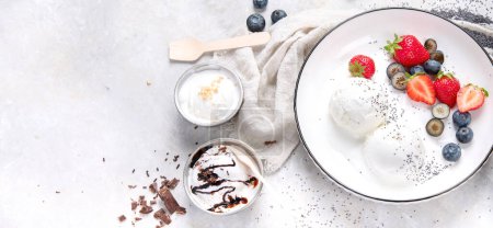 Téléchargez les photos : Assortiment de crème glacée sur fond neutre. Dessert d'été gourmand. Vue du dessus, espace de copie, panorama - en image libre de droit