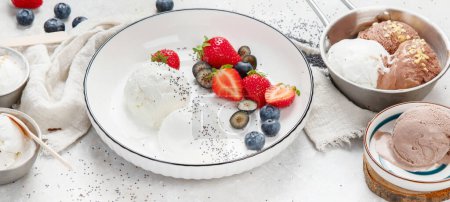 Téléchargez les photos : Assortiment de crème glacée sur fond neutre. Dessert d'été gourmand. panorama - en image libre de droit