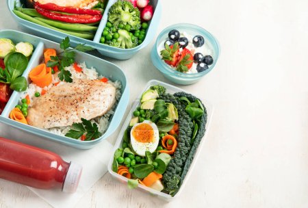 Foto de Diferentes tipos de comidas saludables en recipientes, menú de comida para llevar, vista superior, espacio para copiar - Imagen libre de derechos