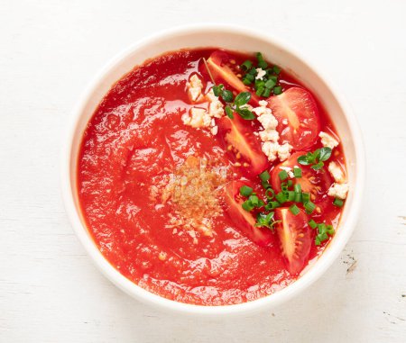 Téléchargez les photos : Soupe de tomates sur table blanche, vue sur le dessus. - en image libre de droit