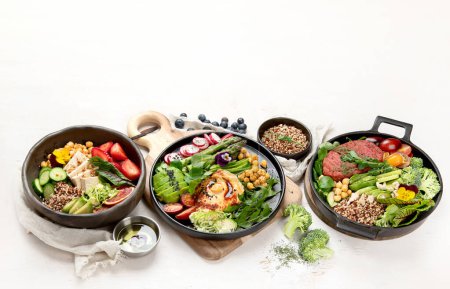 Foto de Ensaladas vegetarianas y veganas saludables y Buddha Bowls con vitaminas, antioxidantes, proteínas sobre un fondo claro. Vista superior, panorama, pancarta - Imagen libre de derechos