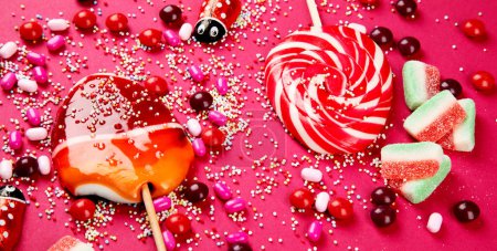 Téléchargez les photos : Collection mixte de bonbons colorés, sur fond rose. Vue du dessus. - en image libre de droit